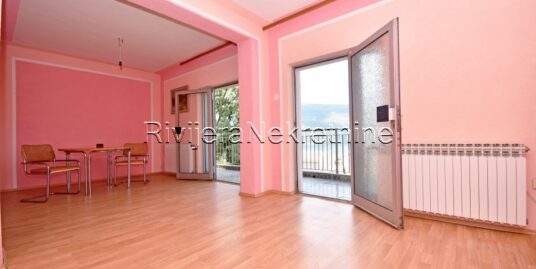 Two-bedroom apartment in Djenovici with parking and sea view