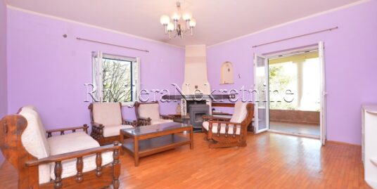 For sale comfortable three-bedroom apartment with a large yard Bi